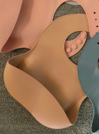 Babero de silicona suave e impermeable para bebé con recogedor de alimentos, babero de silicona para bebé